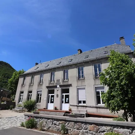 Au Coeur Du Parc Des Volcans Avec Activites Plein Air, Internet Et Jardin Amenage. - Fr-1-742-345 Apartment