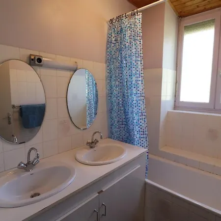 Au Coeur Du Parc Des Volcans Avec Activites Plein Air, Internet Et Jardin Amenage. - Fr-1-742-345