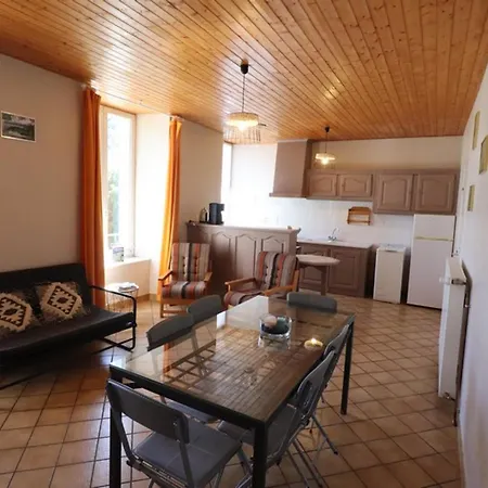 Apartment Au Coeur Du Parc Des Volcans Avec Activites Plein Air, Internet Et Jardin Amenage. - Fr-1-742-345 *